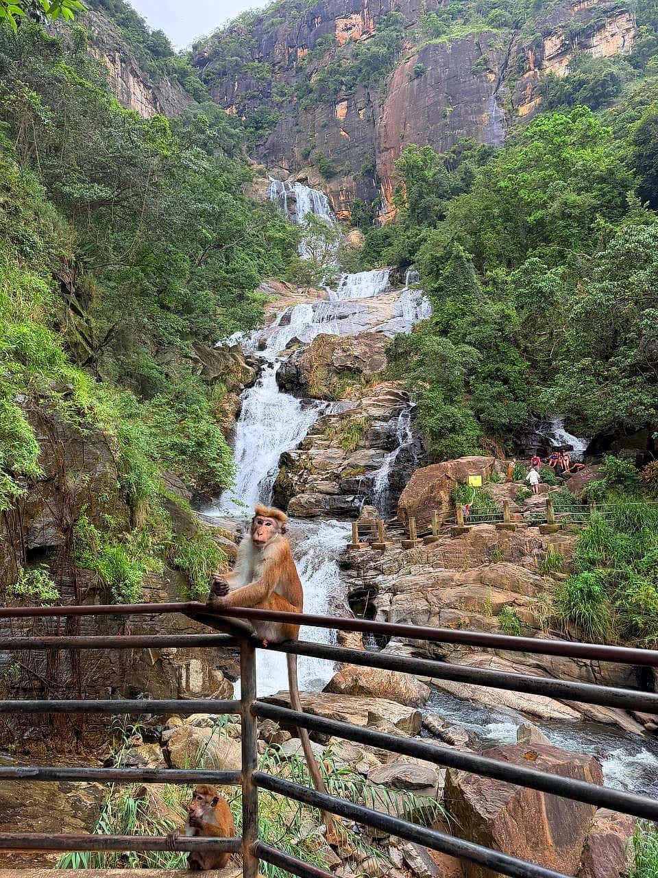 У водопада Равана