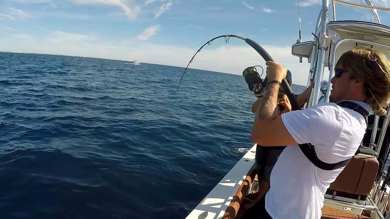 Вываживание рыбы в открытом море